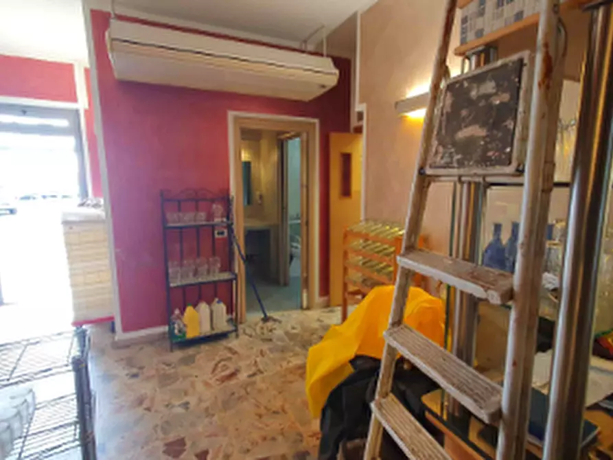 Immagine 4 di Negozio in vendita  a Torino