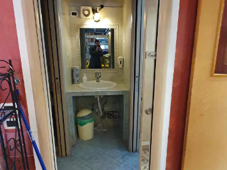 Immagine 5 di Negozio in vendita  a Torino