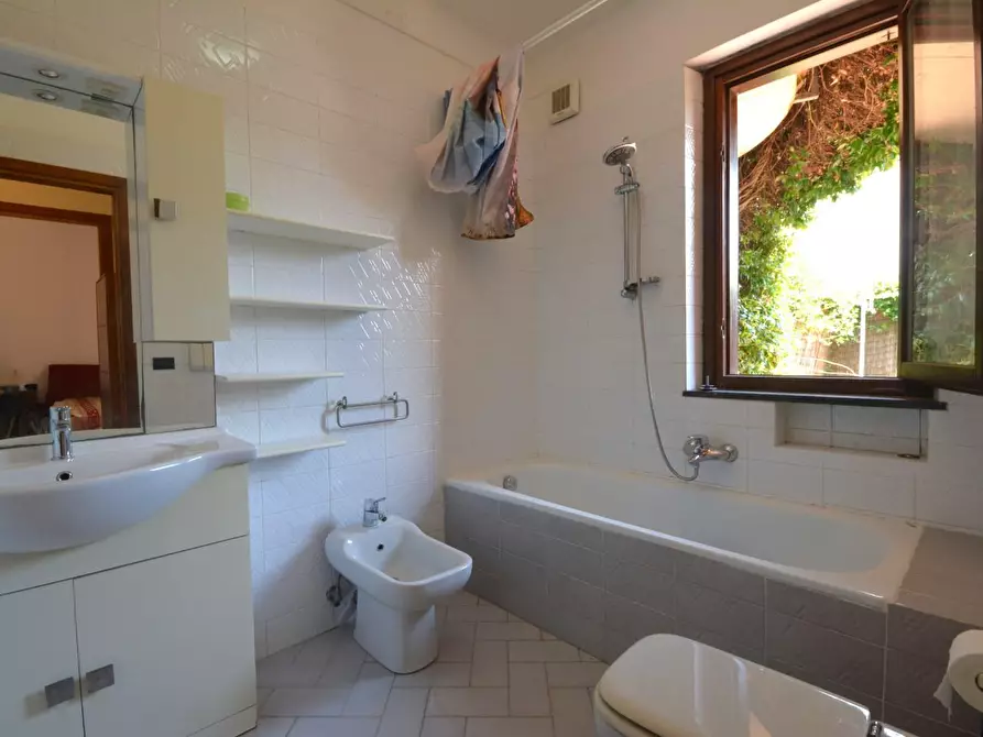 Immagine 10 di Appartamento in vendita  a Lucca