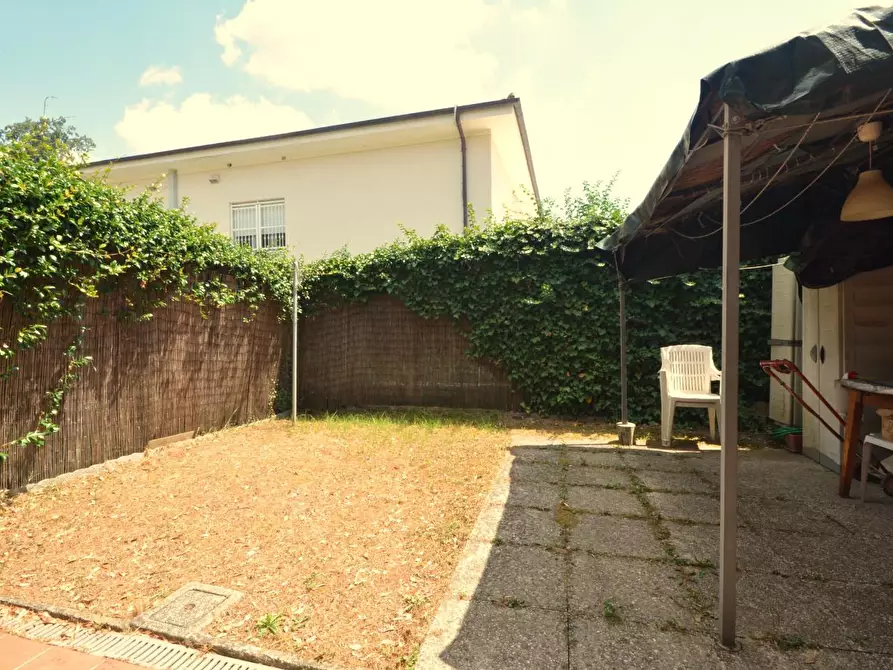 Immagine 11 di Appartamento in vendita  a Lucca