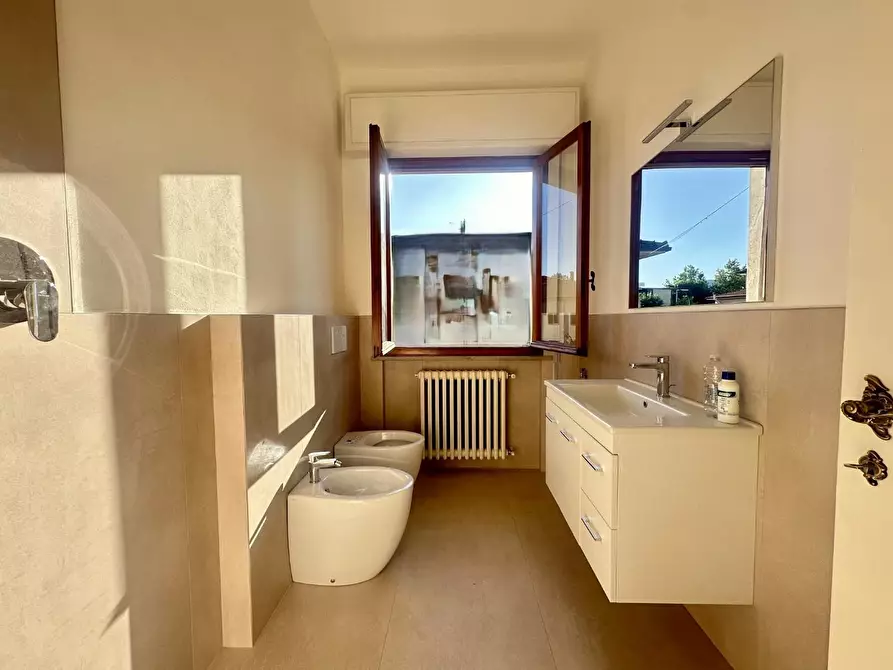 Immagine 17 di Casa bifamiliare in affitto  a Lucca