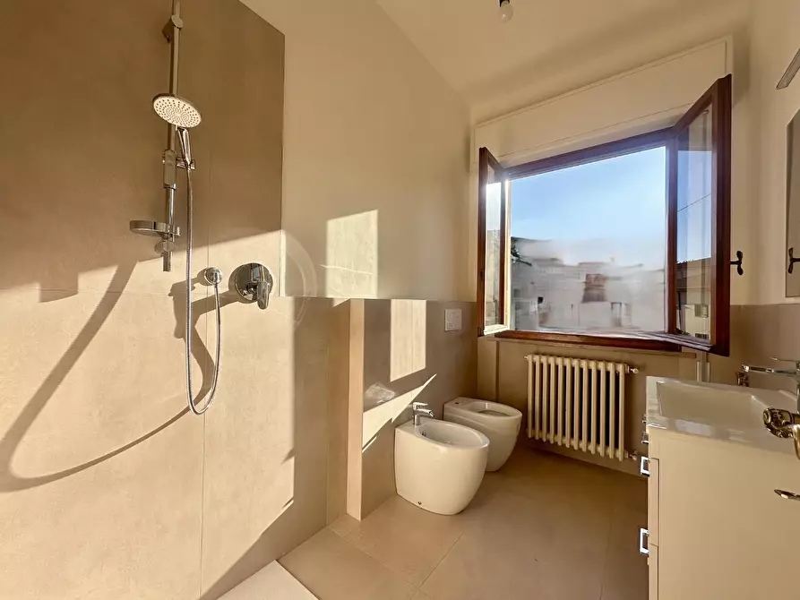 Immagine 18 di Casa bifamiliare in affitto  a Lucca