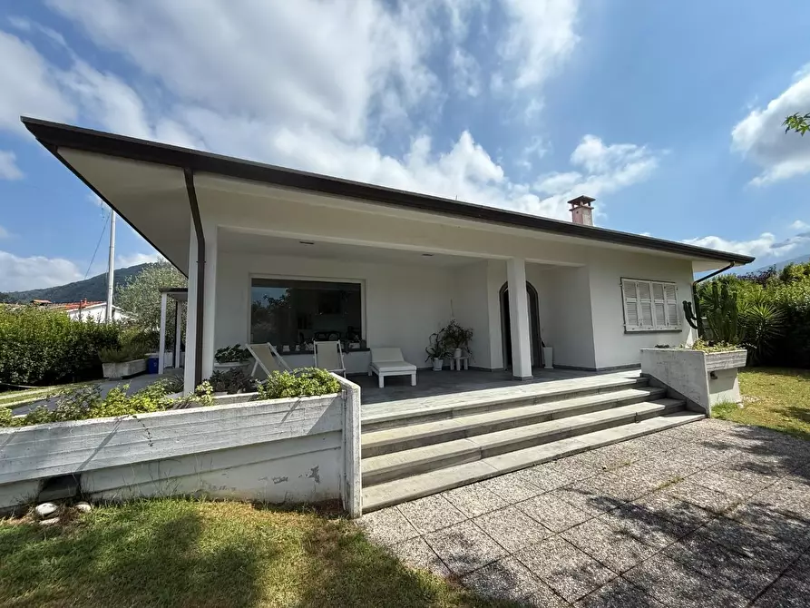 Immagine 2 di Villa in vendita  a Massa