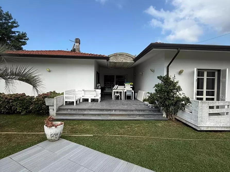 Immagine 16 di Villa in vendita  a Massa