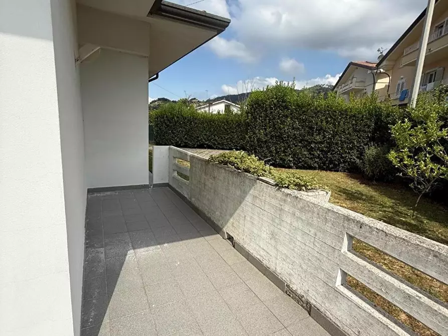 Immagine 12 di Villa in vendita  a Massa