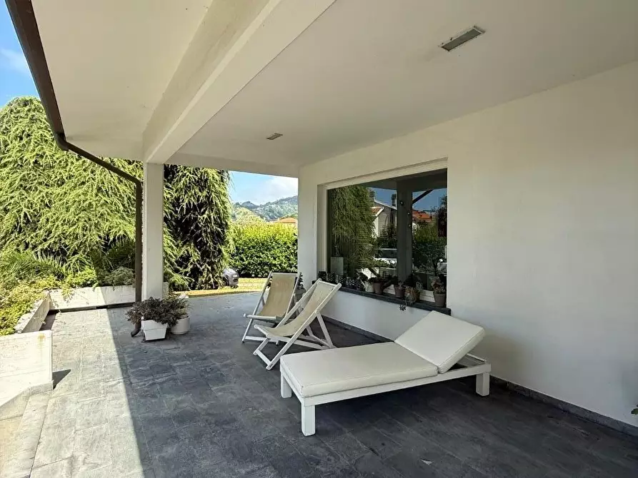 Immagine 4 di Villa in vendita  a Massa
