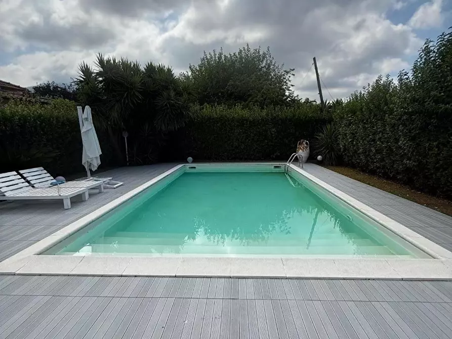 Immagine 1 di Villa in vendita  a Massa