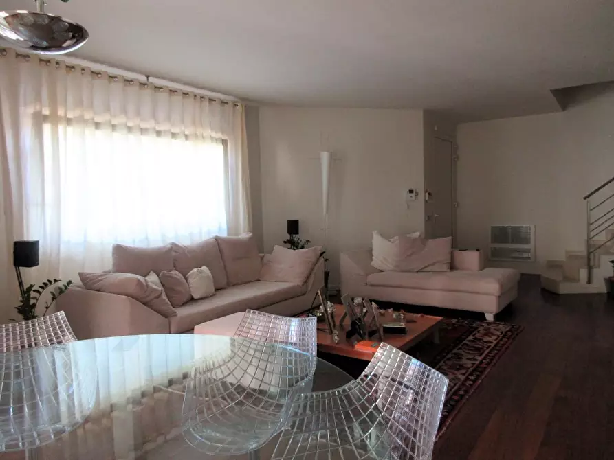 Immagine 1 di Villa in vendita  a Capraia E Limite