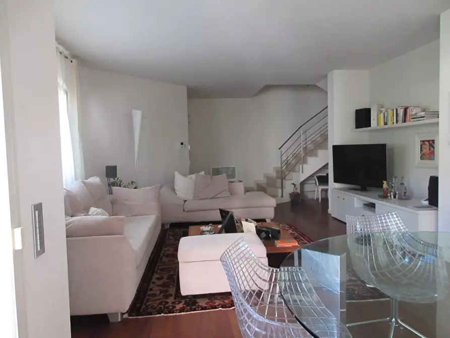 Immagine 5 di Villa in vendita  a Capraia E Limite