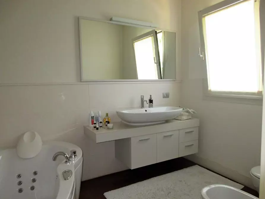 Immagine 14 di Villa in vendita  a Capraia E Limite