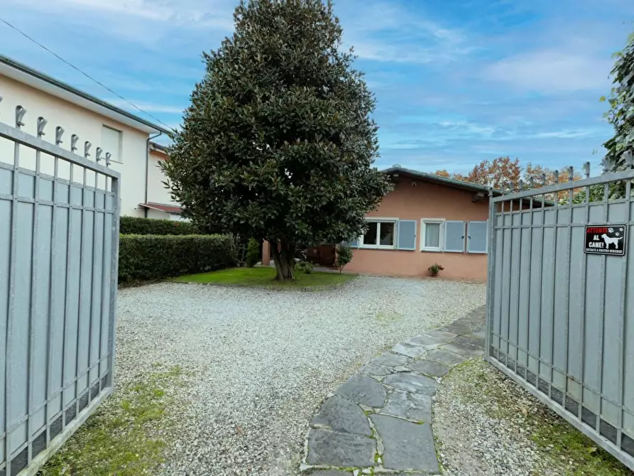 Immagine 4 di Villa in vendita  a Viareggio
