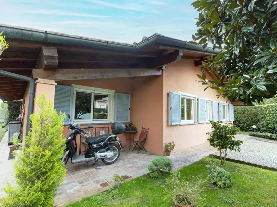 Immagine 7 di Villa in vendita  a Viareggio
