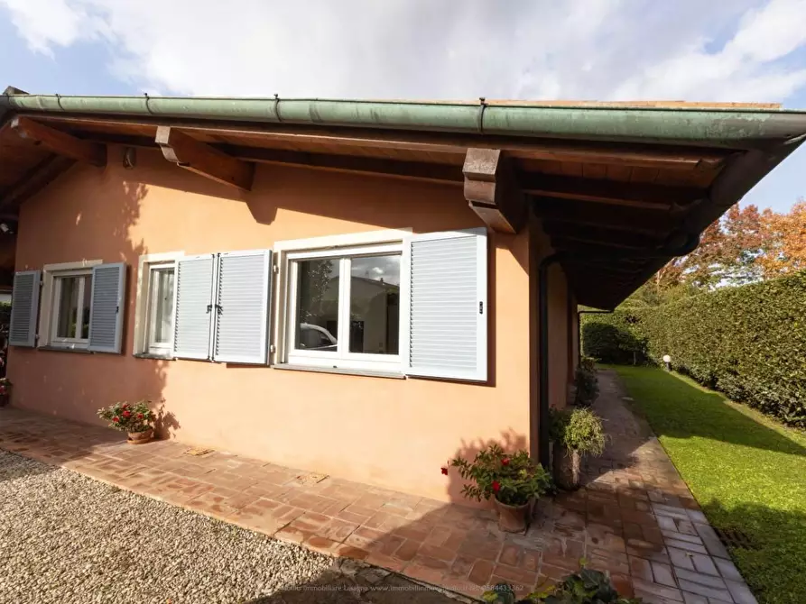 Immagine 5 di Villa in vendita  a Viareggio