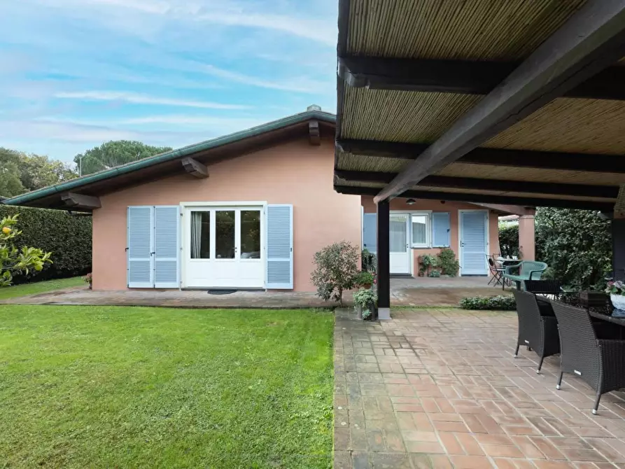 Immagine 13 di Villa in vendita  a Viareggio