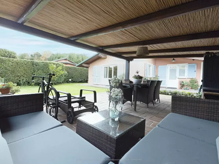 Immagine 14 di Villa in vendita  a Viareggio
