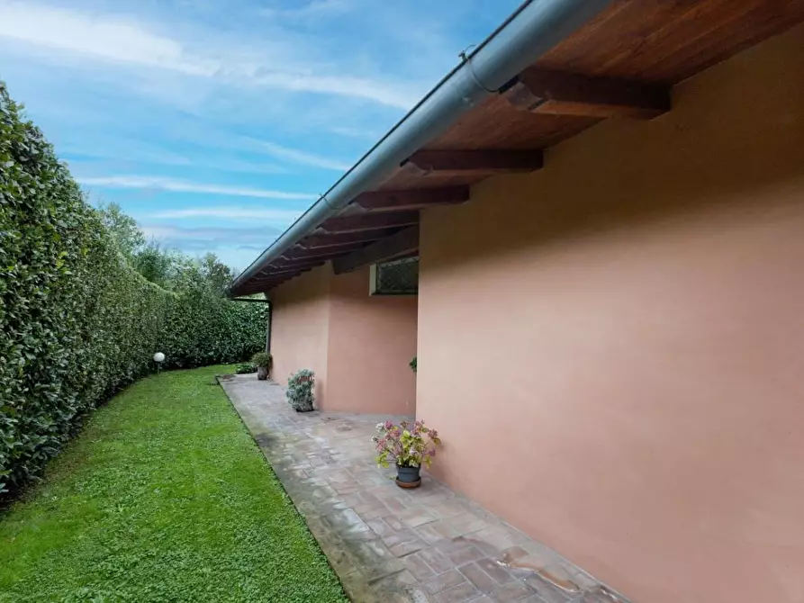 Immagine 8 di Villa in vendita  a Viareggio