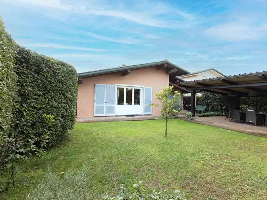 Immagine 10 di Villa in vendita  a Viareggio