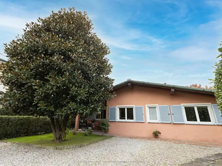Immagine 6 di Villa in vendita  a Viareggio