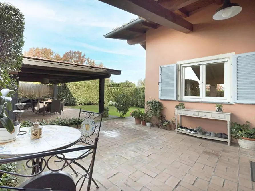 Immagine 18 di Villa in vendita  a Viareggio