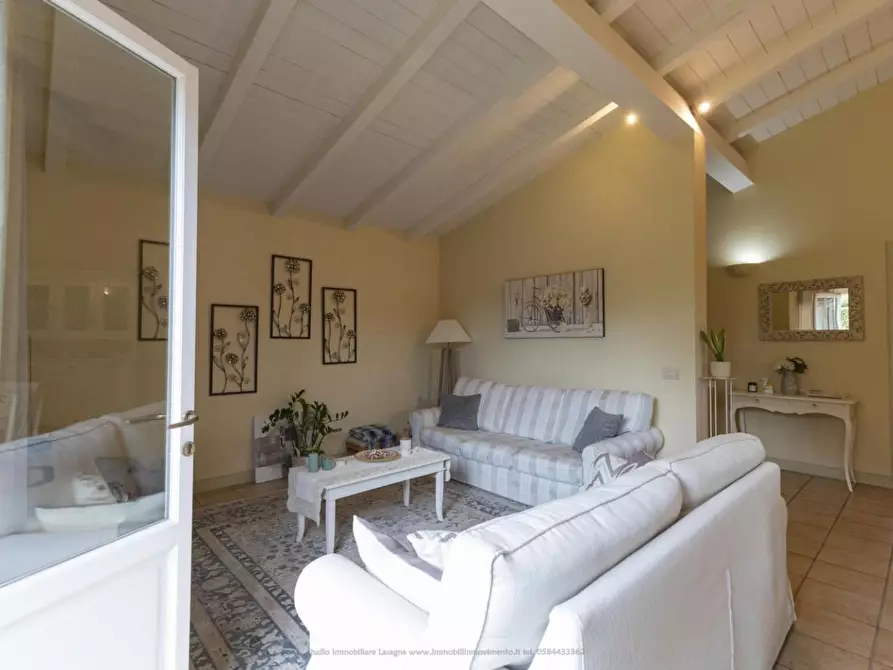 Immagine 39 di Villa in vendita  a Viareggio