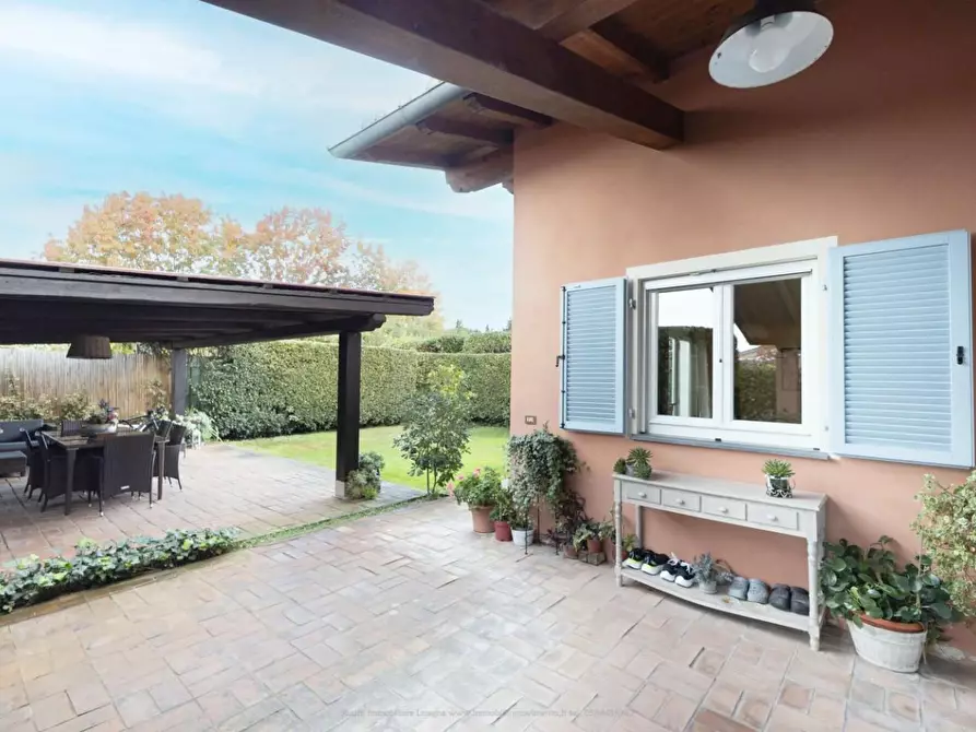 Immagine 17 di Villa in vendita  a Viareggio