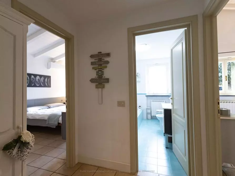 Immagine 49 di Villa in vendita  a Viareggio