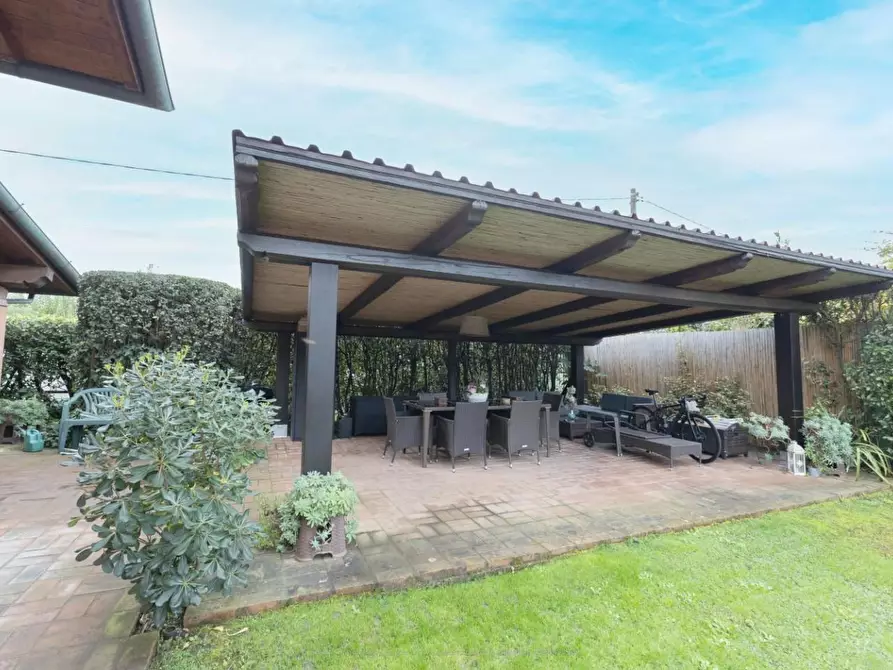 Immagine 12 di Villa in vendita  a Viareggio