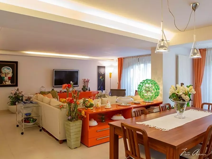 Immagine 46 di Villa in vendita  a Lucca