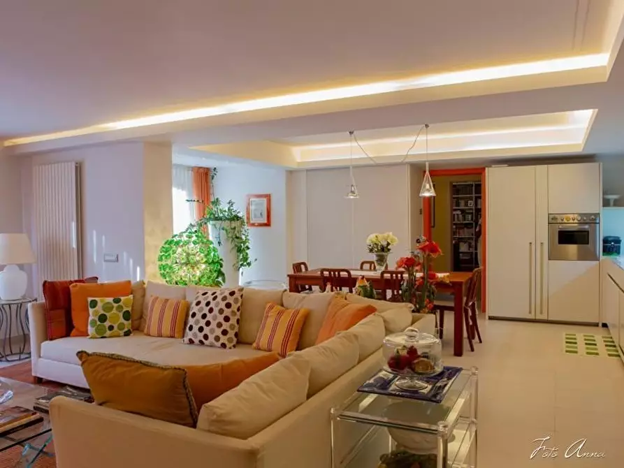 Immagine 47 di Villa in vendita  a Lucca