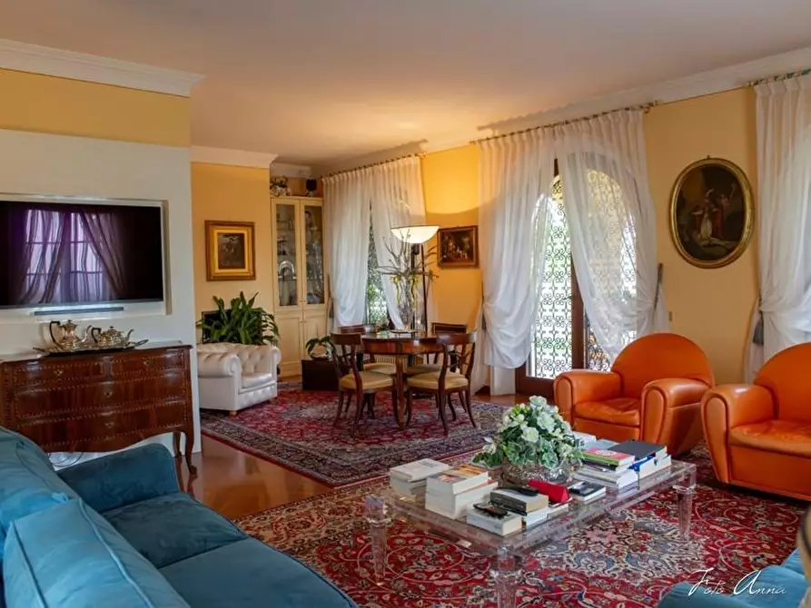 Immagine 28 di Villa in vendita  a Lucca