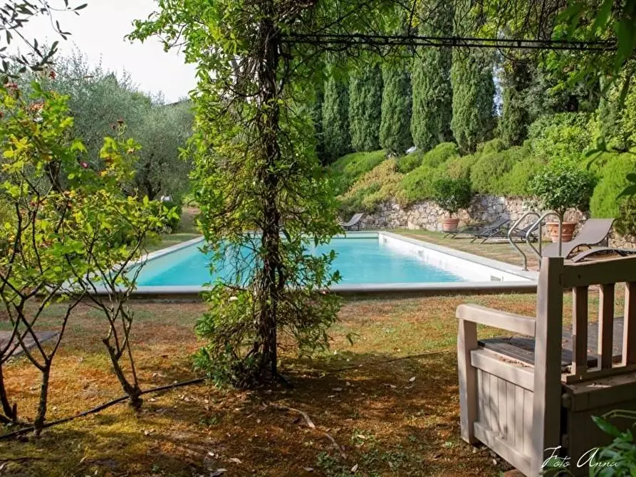 Immagine 2 di Villa in vendita  a Lucca