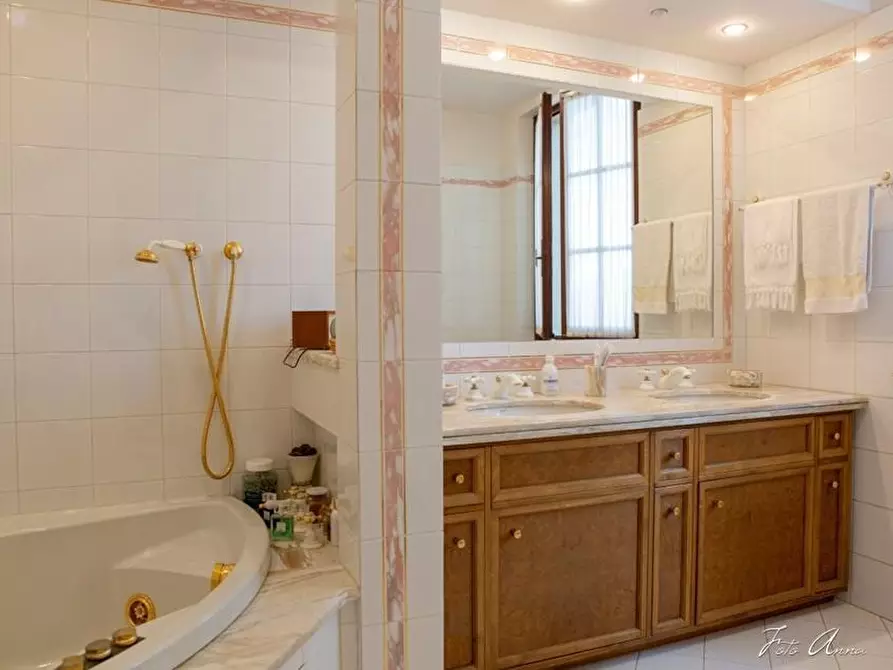 Immagine 35 di Villa in vendita  a Lucca