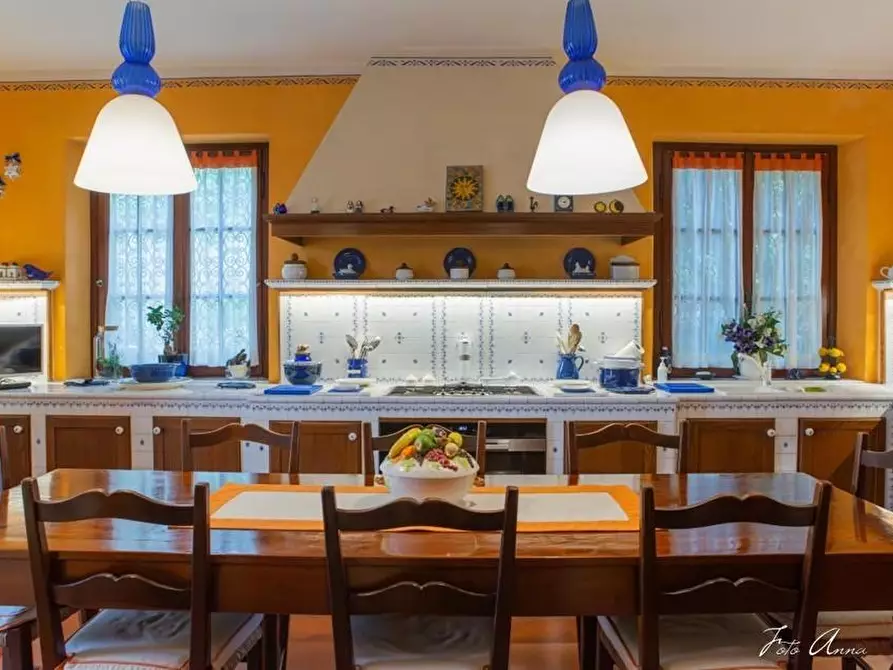 Immagine 31 di Villa in vendita  a Lucca