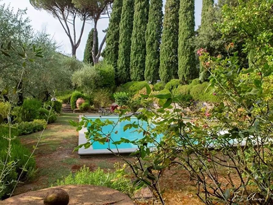 Immagine 6 di Villa in vendita  a Lucca