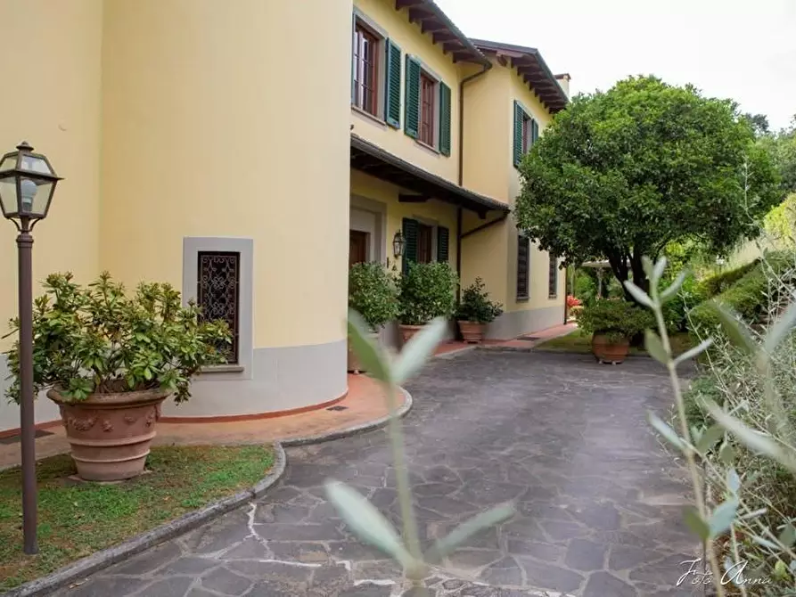 Immagine 18 di Villa in vendita  a Lucca