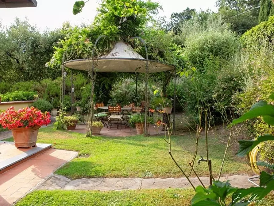 Immagine 20 di Villa in vendita  a Lucca