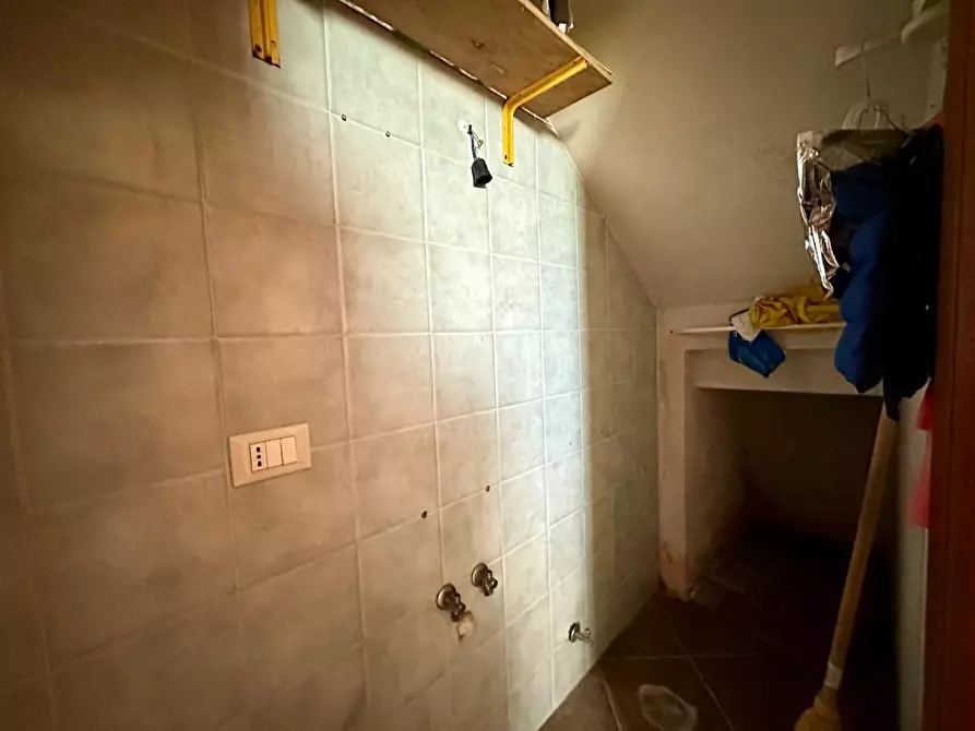 Immagine 17 di Appartamento in vendita  a Lucca