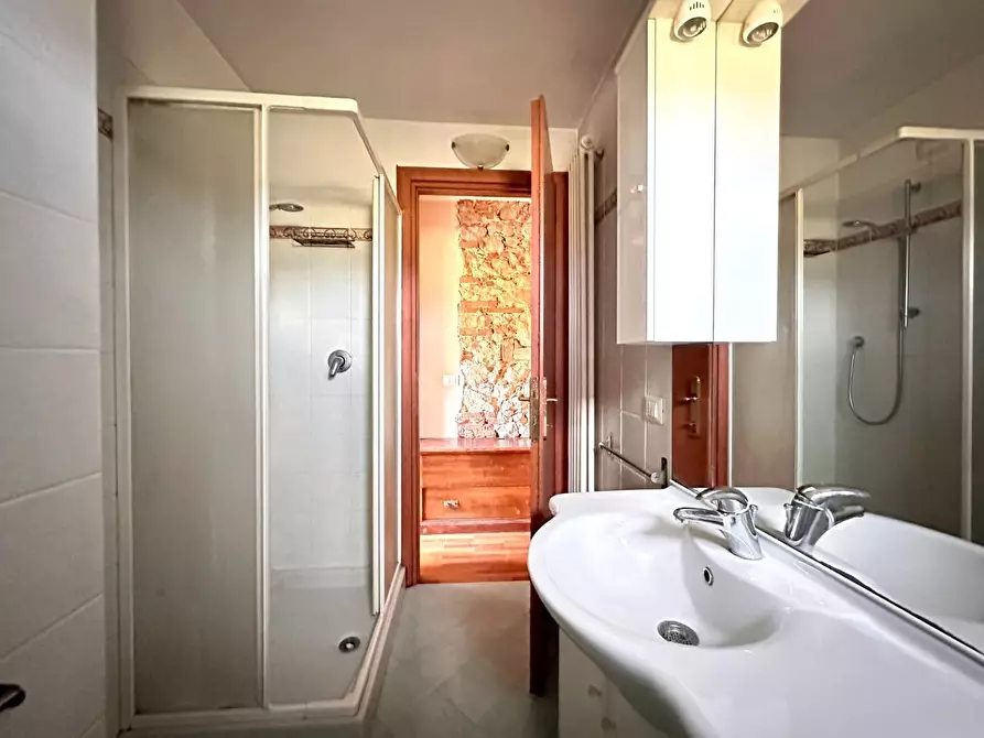 Immagine 15 di Appartamento in vendita  a Lucca