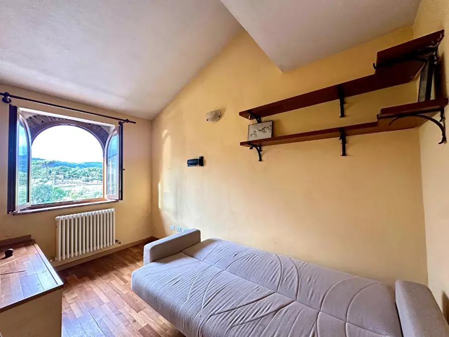 Immagine 13 di Appartamento in vendita  a Lucca