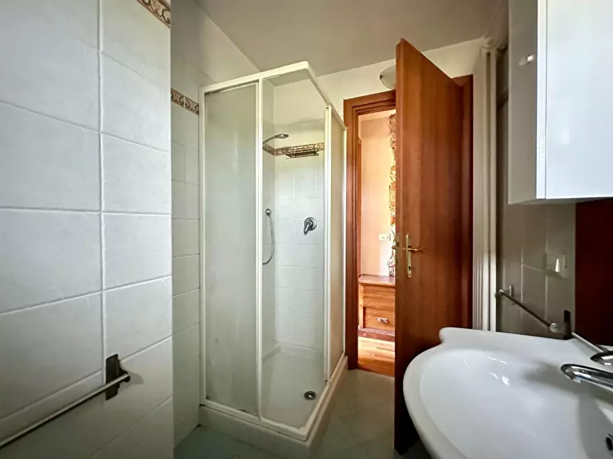 Immagine 16 di Appartamento in vendita  a Lucca