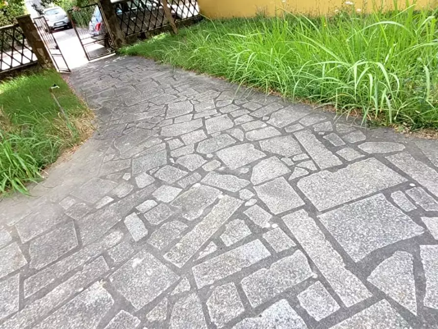 Immagine 1 di Villa in vendita  a Vecchiano