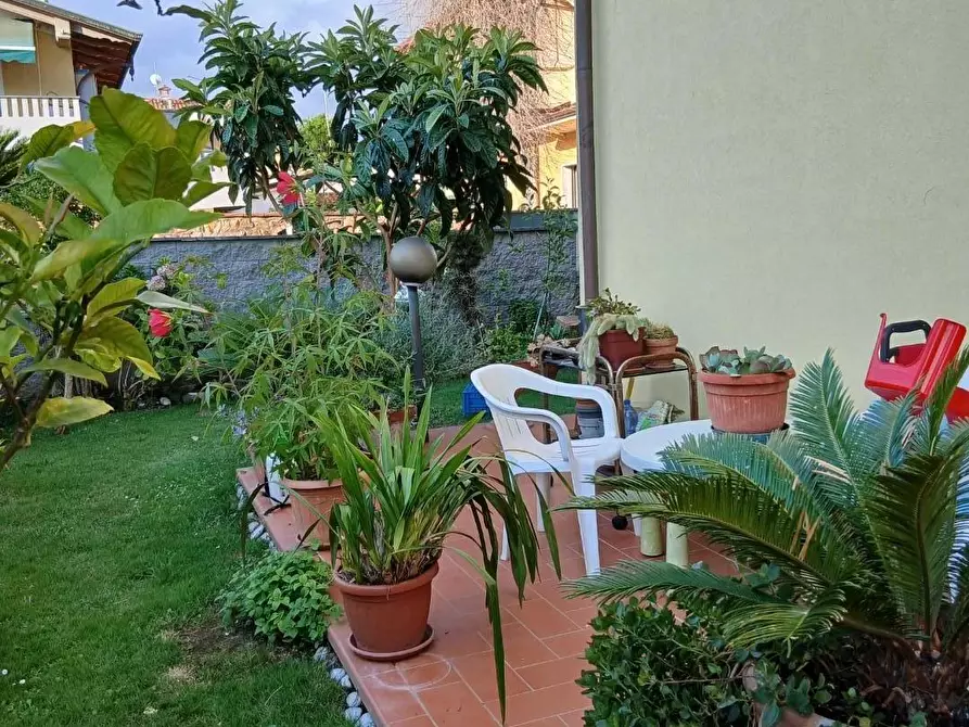 Immagine 1 di Casa trifamiliare in vendita  a Massa