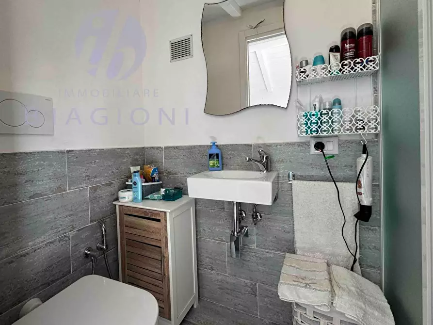 Immagine 4 di Porzione di casa in vendita  a Pietrasanta