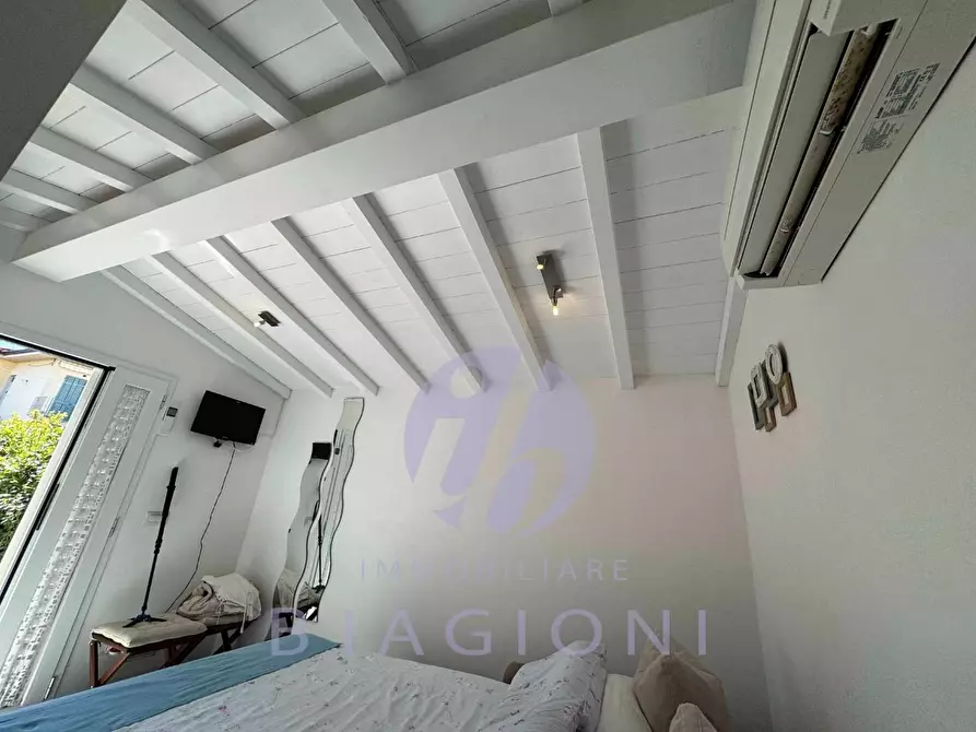 Immagine 7 di Porzione di casa in vendita  a Pietrasanta