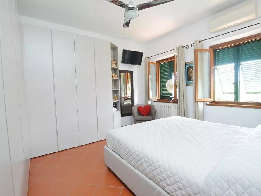 Immagine 7 di Villa in vendita  a Lucca