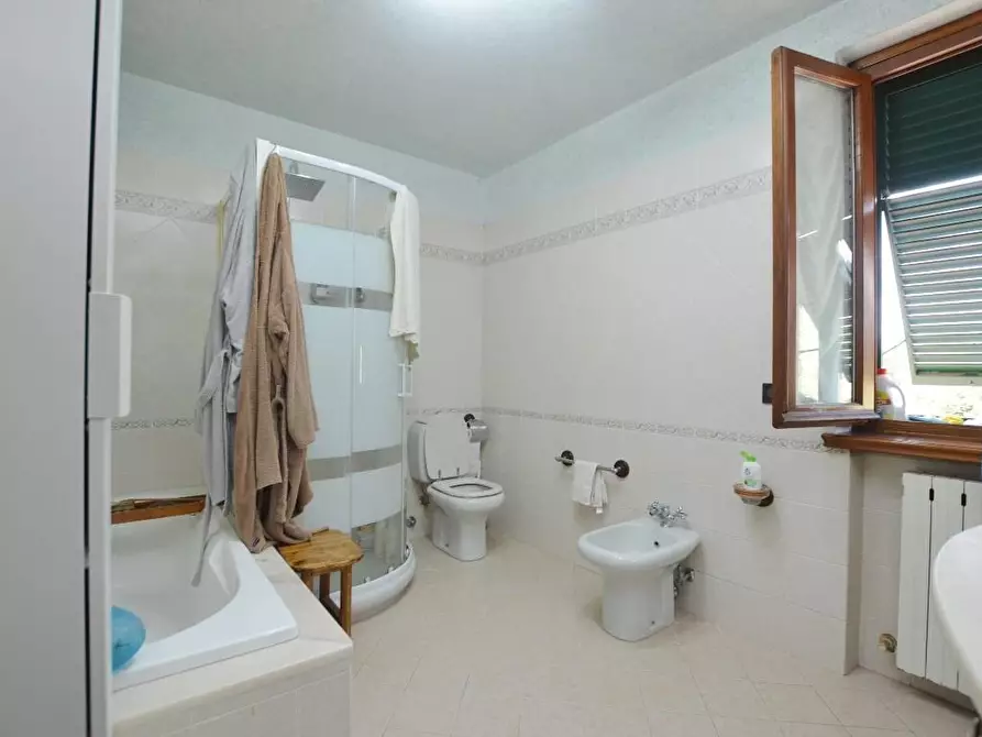 Immagine 13 di Villa in vendita  a Lucca