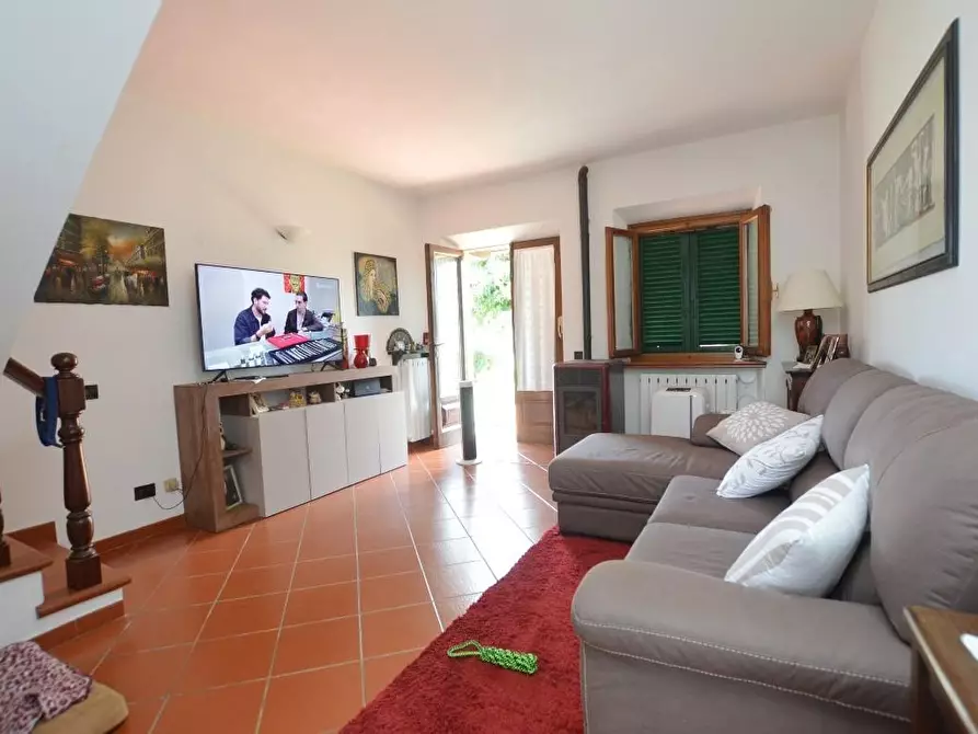 Immagine 2 di Villa in vendita  a Lucca