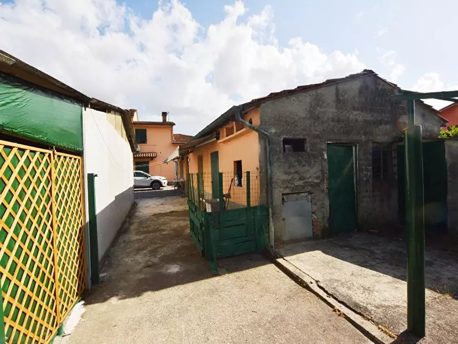 Immagine 21 di Villa in vendita  a Lucca