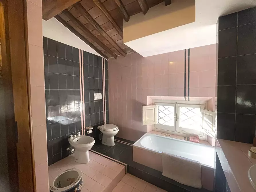 Immagine 36 di Villa in vendita  a Capannori