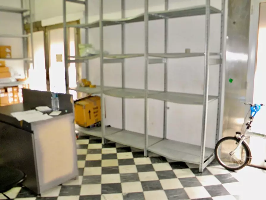 Immagine 4 di Locale commerciale in affitto  a Pisa